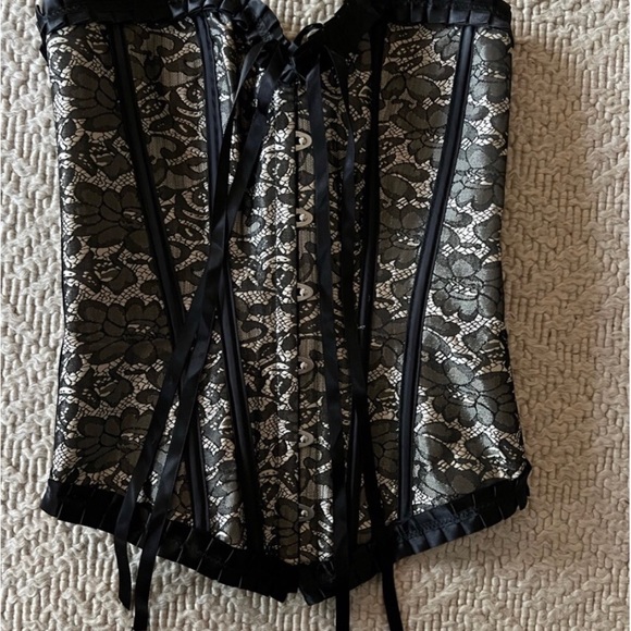 Lace up Corset - Lace Print Black on Gold - Picture 5 of 12